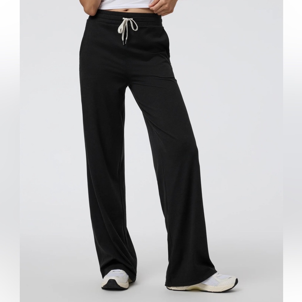 NWT Vuori Halo Essential Wide Leg